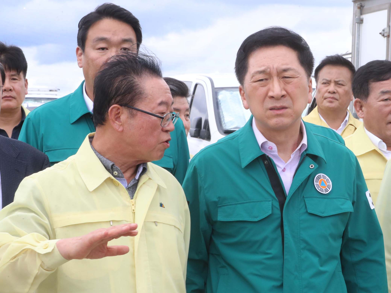 The ruling People Power Party head Rep. Kim Gi-hyeon (right) visits Osong, a North Chungcheong Province city, that suffered some of the more severe damages nationwide from the rains over the weekend. (Yonhap)