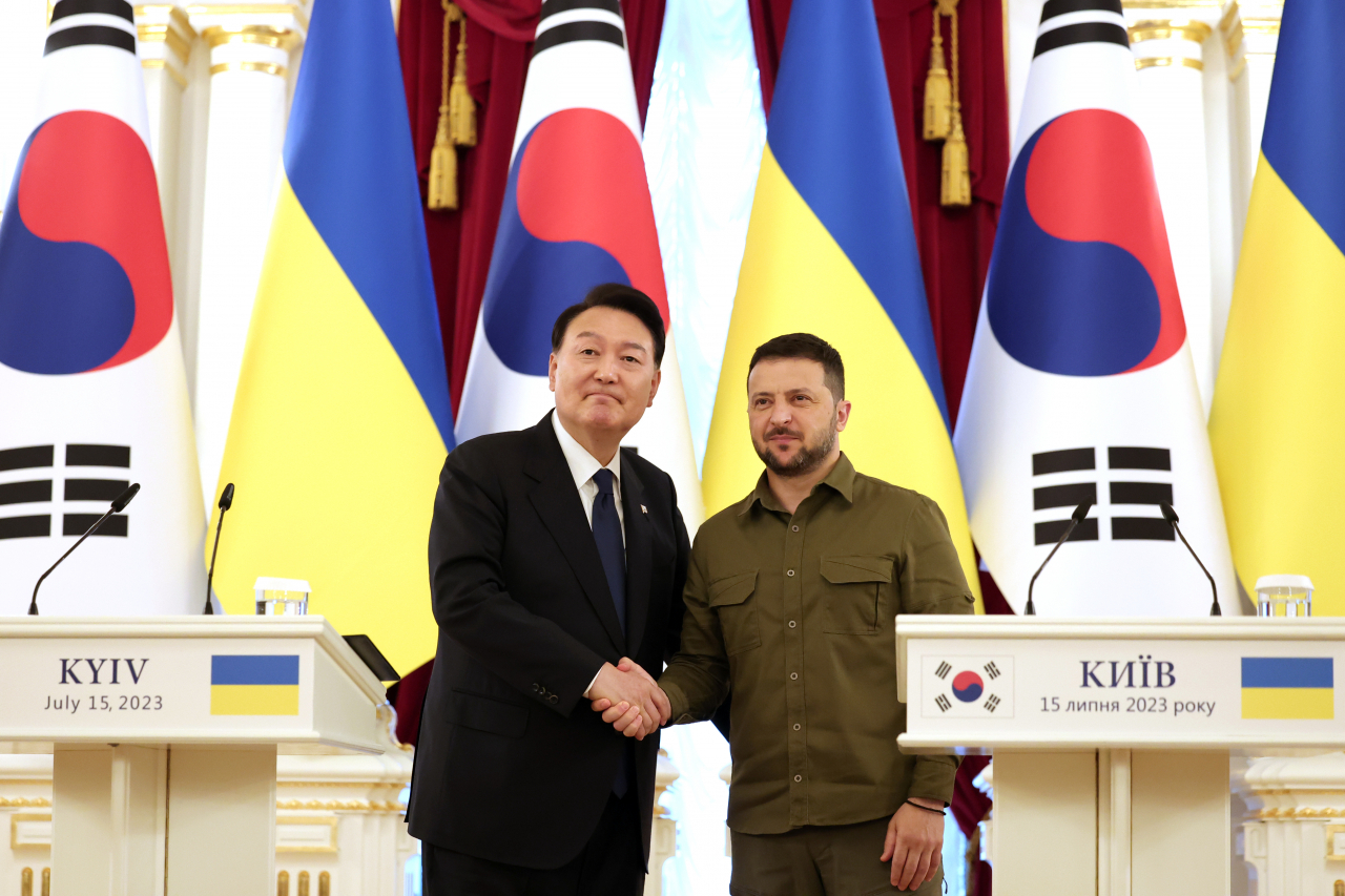 President Yoon Suk Yeol (left) and Ukrainian President Volodymyr Zelenskyy at Mariinsky Palace in Kyiv, Ukraine after talks on Saturday. (Yoon’s office)