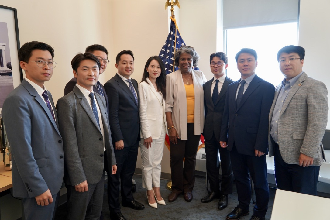 Members of the North Korean Young Leaders Assembly pose with US Ambassador to the United Nations Linda Thomas-Greenfield (fourth from right) after their meeting in New York last week. (Courtesy of Lee Seo-hyun)