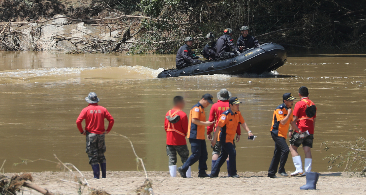 A search and rescue team of the Marine Corps searches for the missing private in Yecheon-gun, North Gyeongsang Province, Wednesday. (Yonhap)