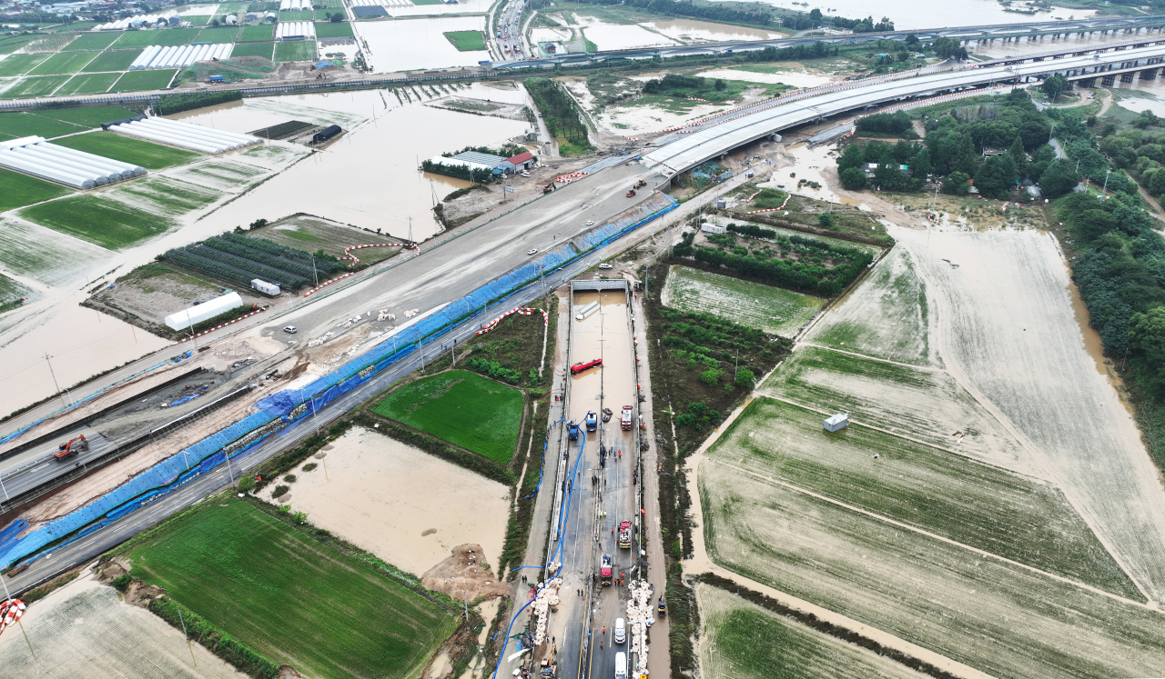 An aerial view of the inundated underground tunnel in Cheongju, North Chungcheong Province. (Yonhap)