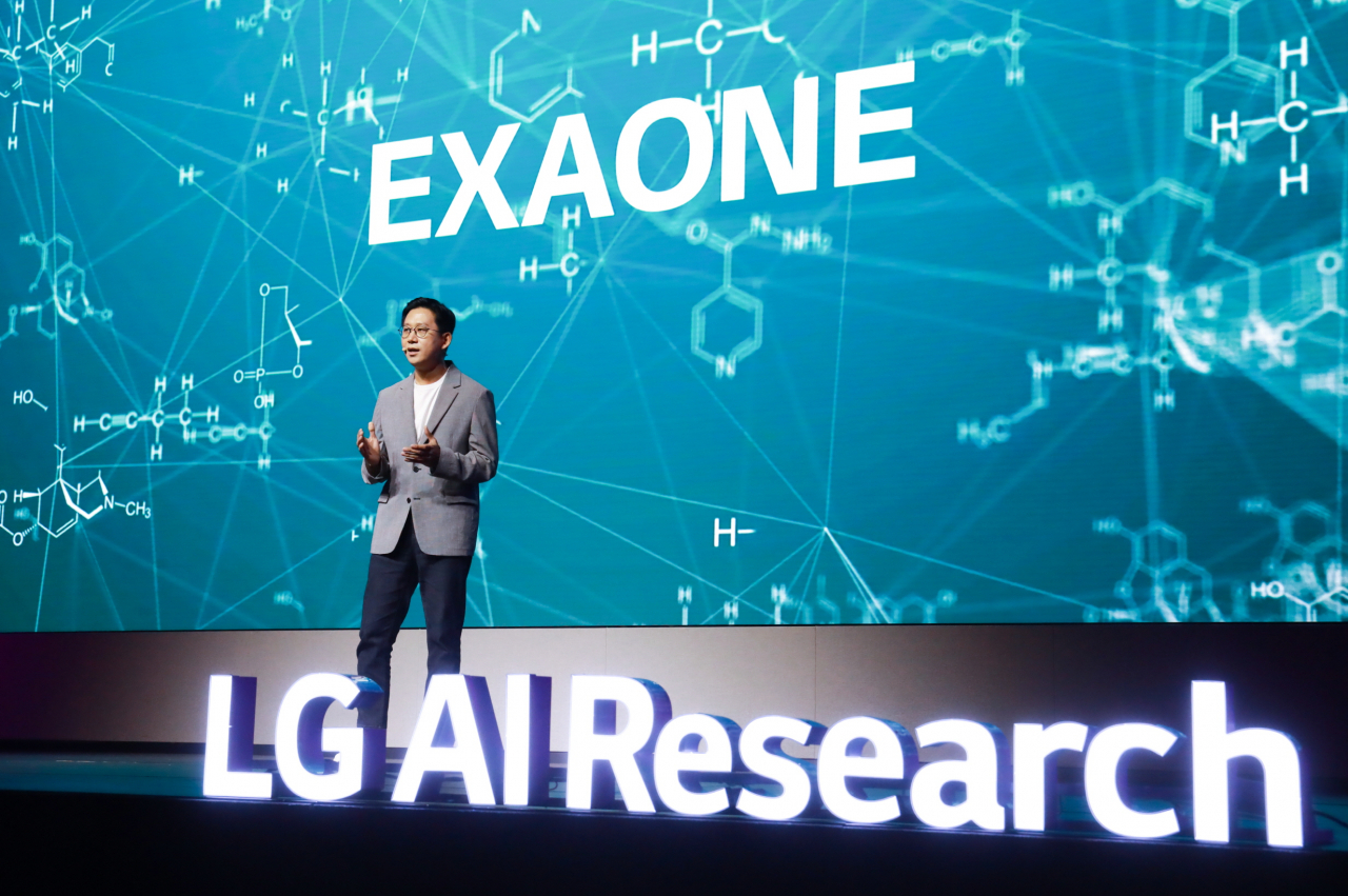 LG AI Research chief Bae Kyung-hoon delivers a presentation on Exaone 2.0 during a press event held at LG Sciencepark in Seoul on Wednesday. (LG Corp.)