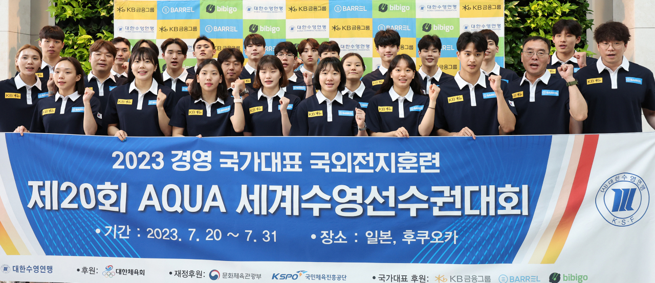 Members of the South Korean national swimming team pose for a group photo at Incheon International Airport in Incheon, west of Seoul, on Thursday, before departing for Fukuoka, Japan, for the World Aquatics Championships. (Yonhap)