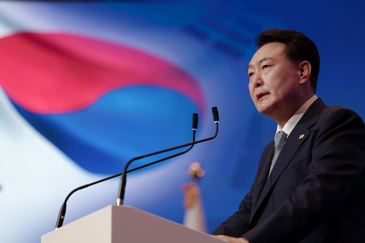 President Yoon Suk Yeol delivers a speech at a business forum in Warsaw, Poland, on Friday. (Yonhap)