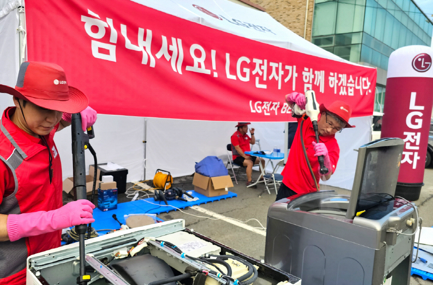 LG Electronics service managers repair home appliances in Cheongju, North Chungcheong Province, Sunday. (LG Electronics)