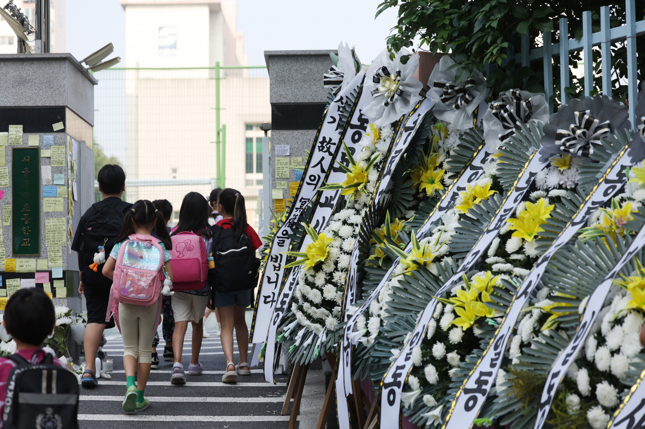 Wreaths are placed in front of an elementary school in Seocho-gu, southern Seoul, to pay respects for a teacher who took her own life there on Tuesday morning. (Yonhap)