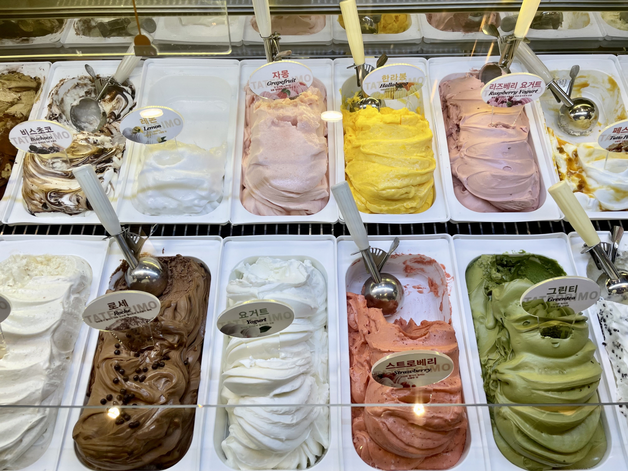 The gelatos in Gusttimo's display case (Kim Da-sol/The Korea Herald)