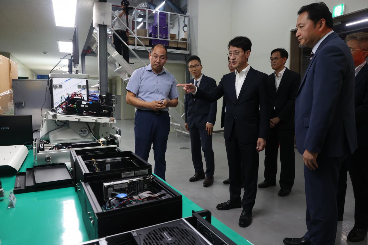 Public Procurement Service Administrator Kim Yoon-sang (center) visits the headquarters of RexGen, an image processing company, in Anyang, Gyeonggi Province, Thursday. (PPS)