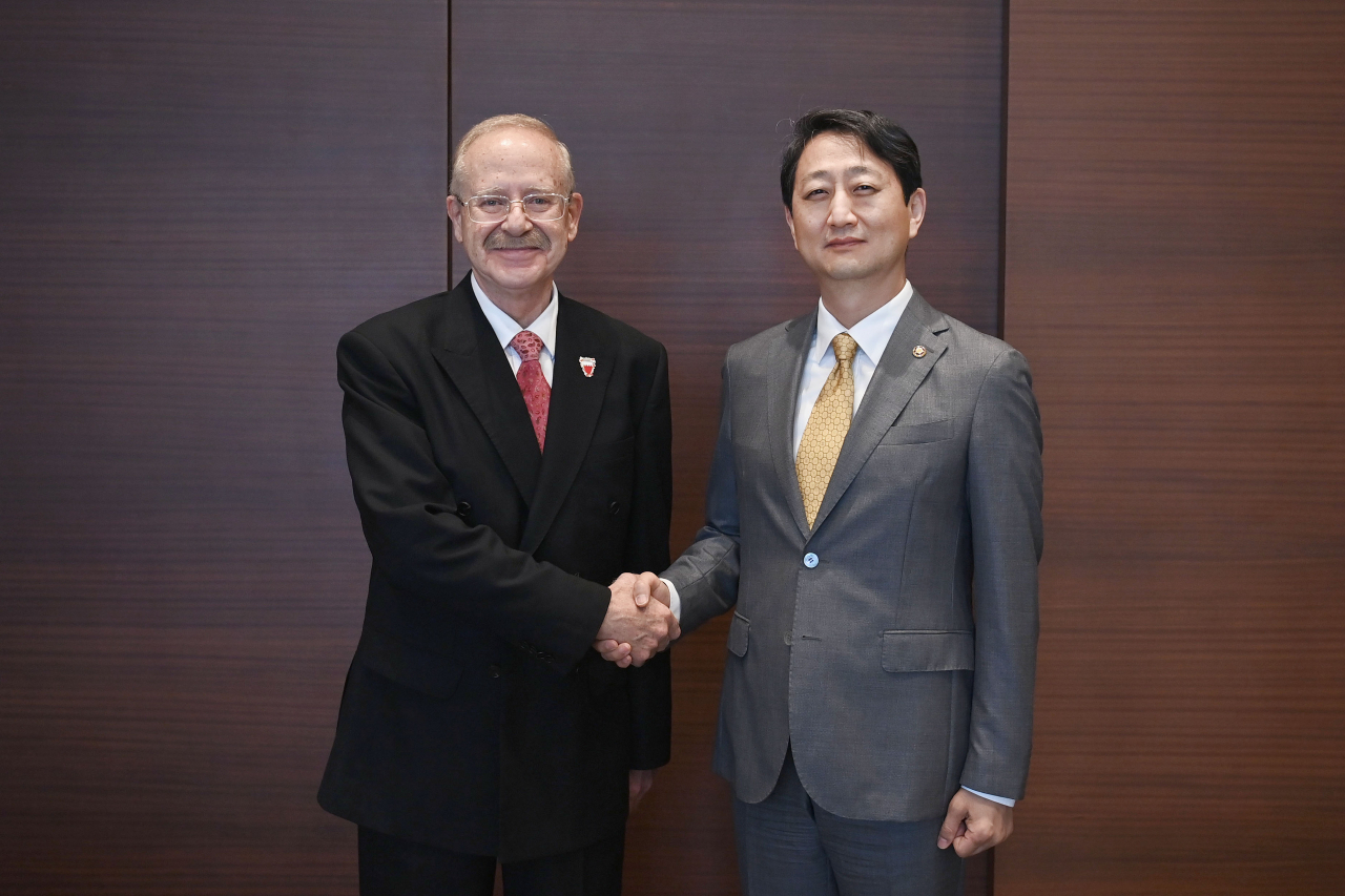 Trade Minister Ahn Duk-geun (Right) shakes hands with Bahrain's Ambassador to South Korea Mohamed Ghassan Mohamed Adnan Shaikho ahead of their meeting in Seoul on Friday. (Ministry of Trade)