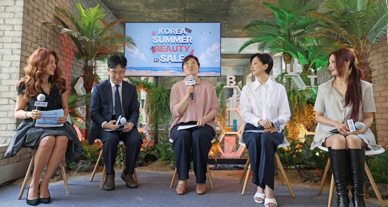 Jang Mi-ran (center), a South Korean Olympic weightlifter who was appointed second vice minister of the Ministry of Culture, Sports and Tourism earlier this month, speaks at an event held to celebrate the Korea Summer Beauty Sale, a monthlong event organized by the ministry and Visit Korea Committee on July 20, in Seongsu-dong, Seoul. Also attending the event were TV personality Sohn Mi-na (left), Amorepacific CEO Lee Sang-mok (second from left), Genie the Bottle CEO Cho Yoon-soo (second from right) and beauty YouTuber Risabae (right). (Culture Ministry)