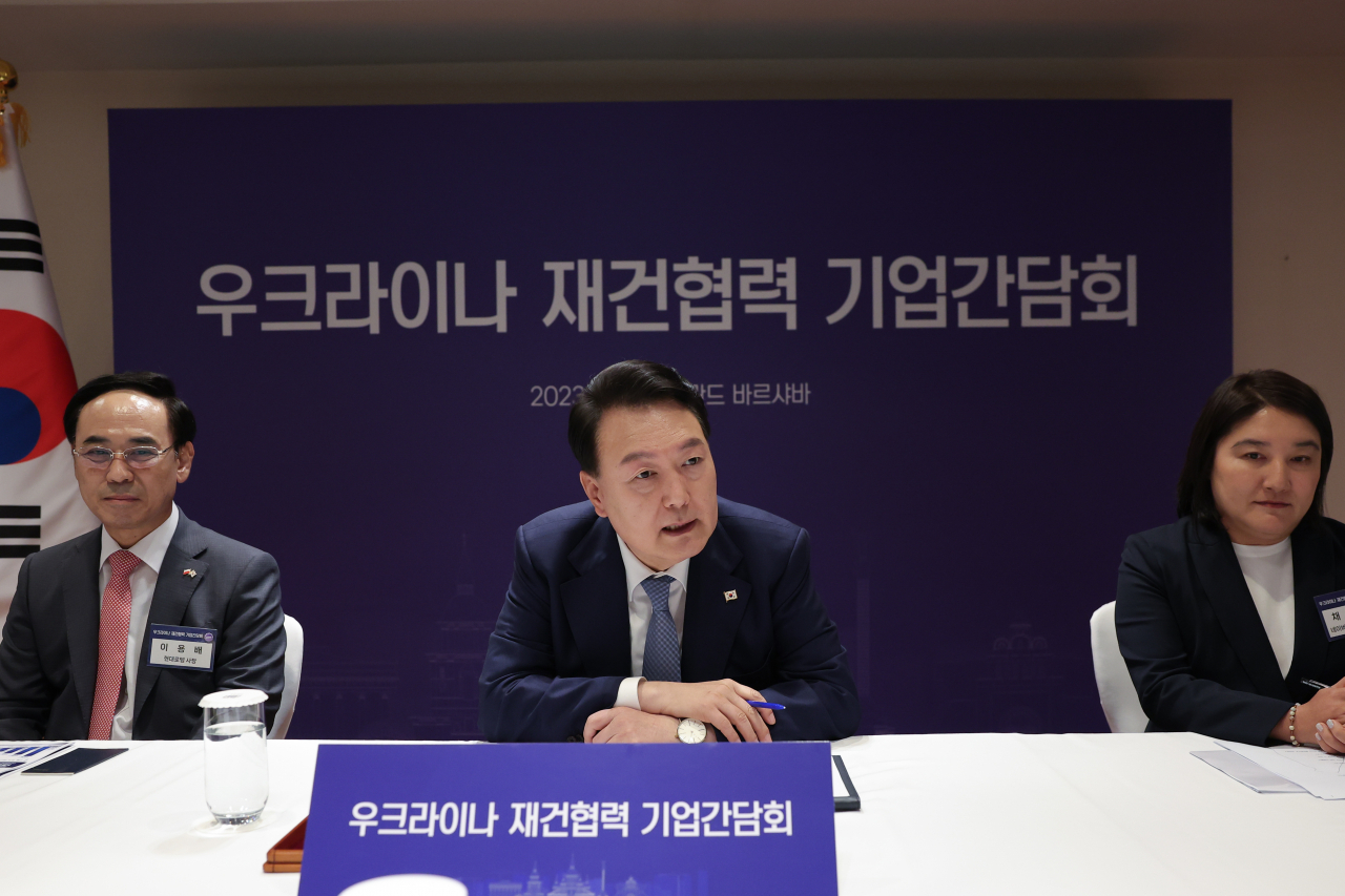 President Yoon Suk Yeol speaks at a meeting with South Korean business officials participating in Ukraine's reconstruction at a Warsaw hotel, July 14. (Yonhap)