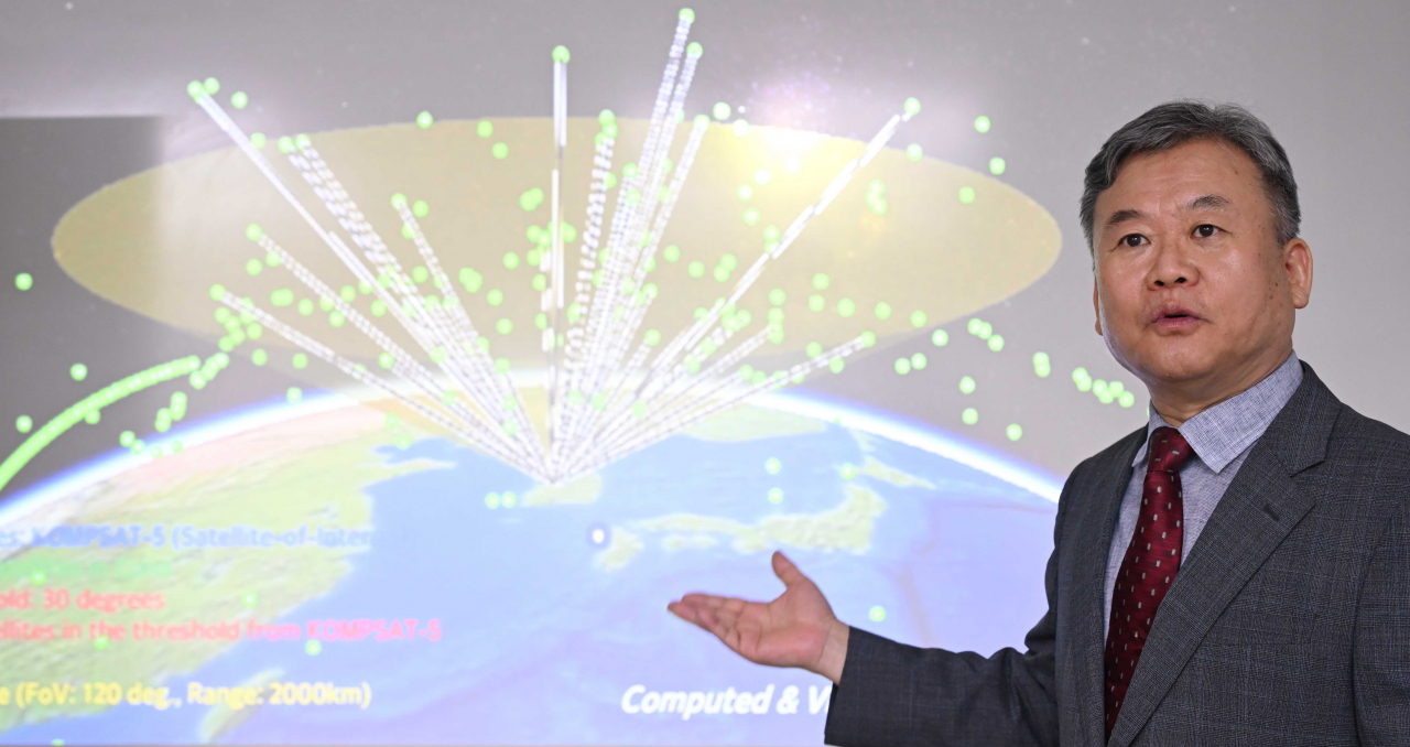 Kim Deok-soo, CEO of Spacemap, explains how Voronoi diagrams are applied in satellite orbit prediction in an interview with The Korea Herald at the startup's office in Seoul on July 13. (Lee Sang-sub/The Korea Herald)