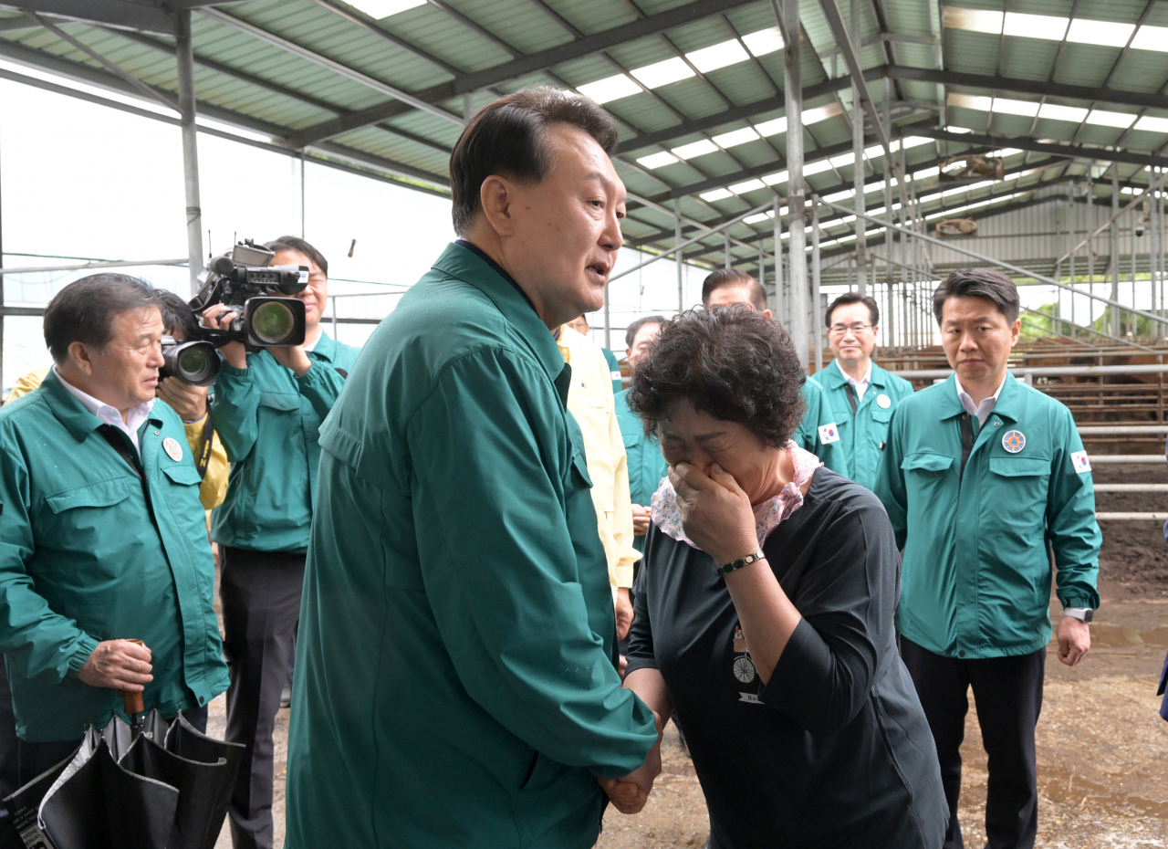 President Yoon Suk Yeol visits a cattle farm in Tancheon-myeon, Gongju, South Chungcheong Province to comfort the victims affected by torrential rain on July 18. (Yonhap)