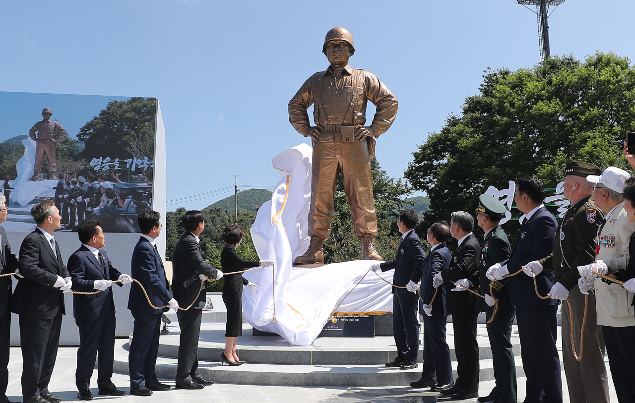 This file photo, taken July 5, 2023, shows a statue of the late Gen. Paik Sun-yup being unveiled at a ceremony in the southern county of Chilgok, 215 kilometers southeast of Seoul. (Yonhap)