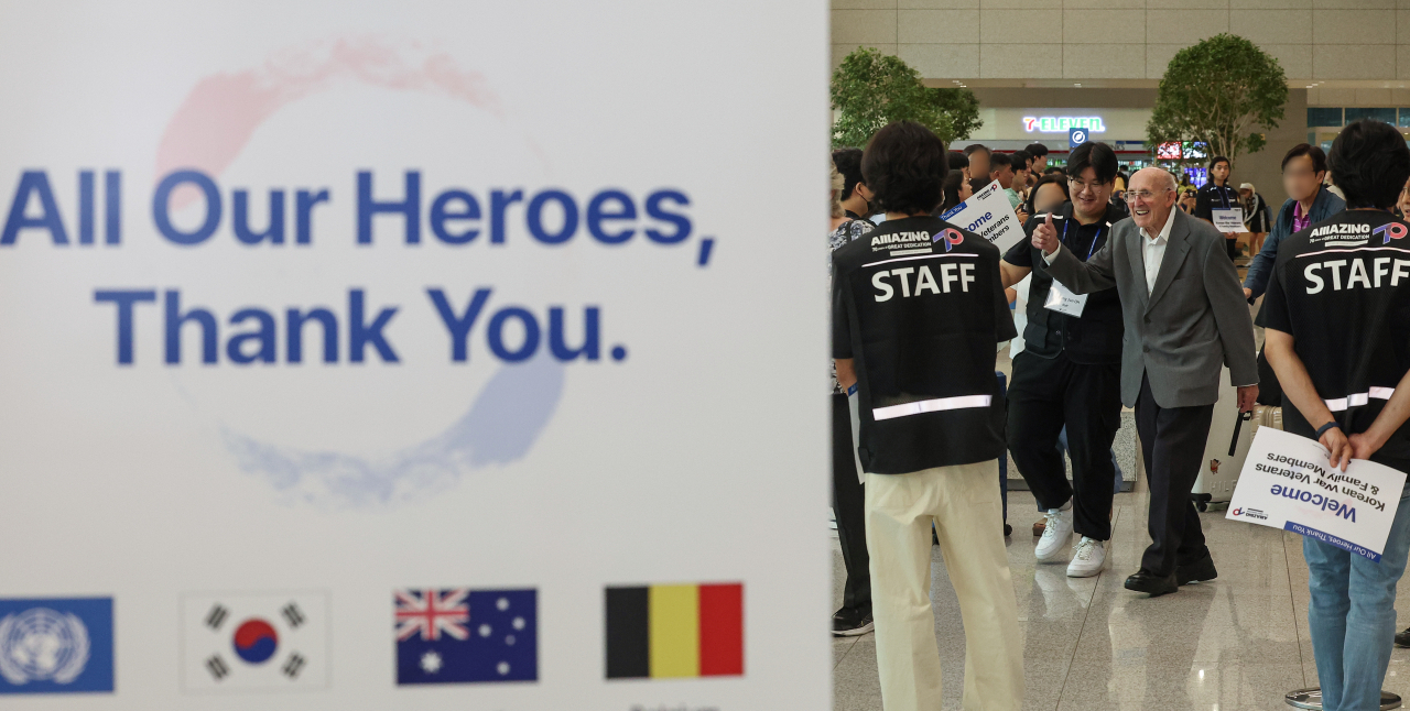 Staff welcoming Korean War veterans at Incheon Airport, June 24 (Yonhap)