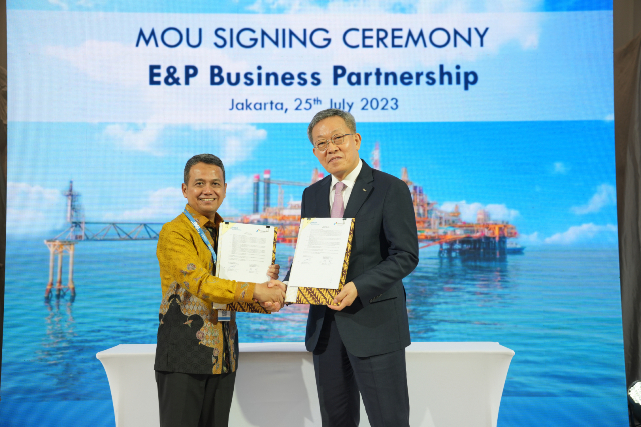 Posco International CEO and Vice Chairman Jeong Tak (right) and Pertamina Hulu Energi's CEO Wiko Migantoro pose for a photo after signing a production sharing contract at Tangerang, Indonesia, Tuesday. (Posco International)