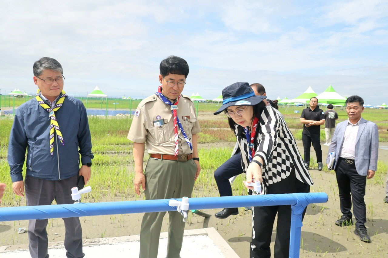 Gender Equality and Family Minister Kim Hyun-sook (third from left) examines a water pipe installed at the Saemangeum Jamboree site, North Jeolla Province, Monday. (Yonhap)