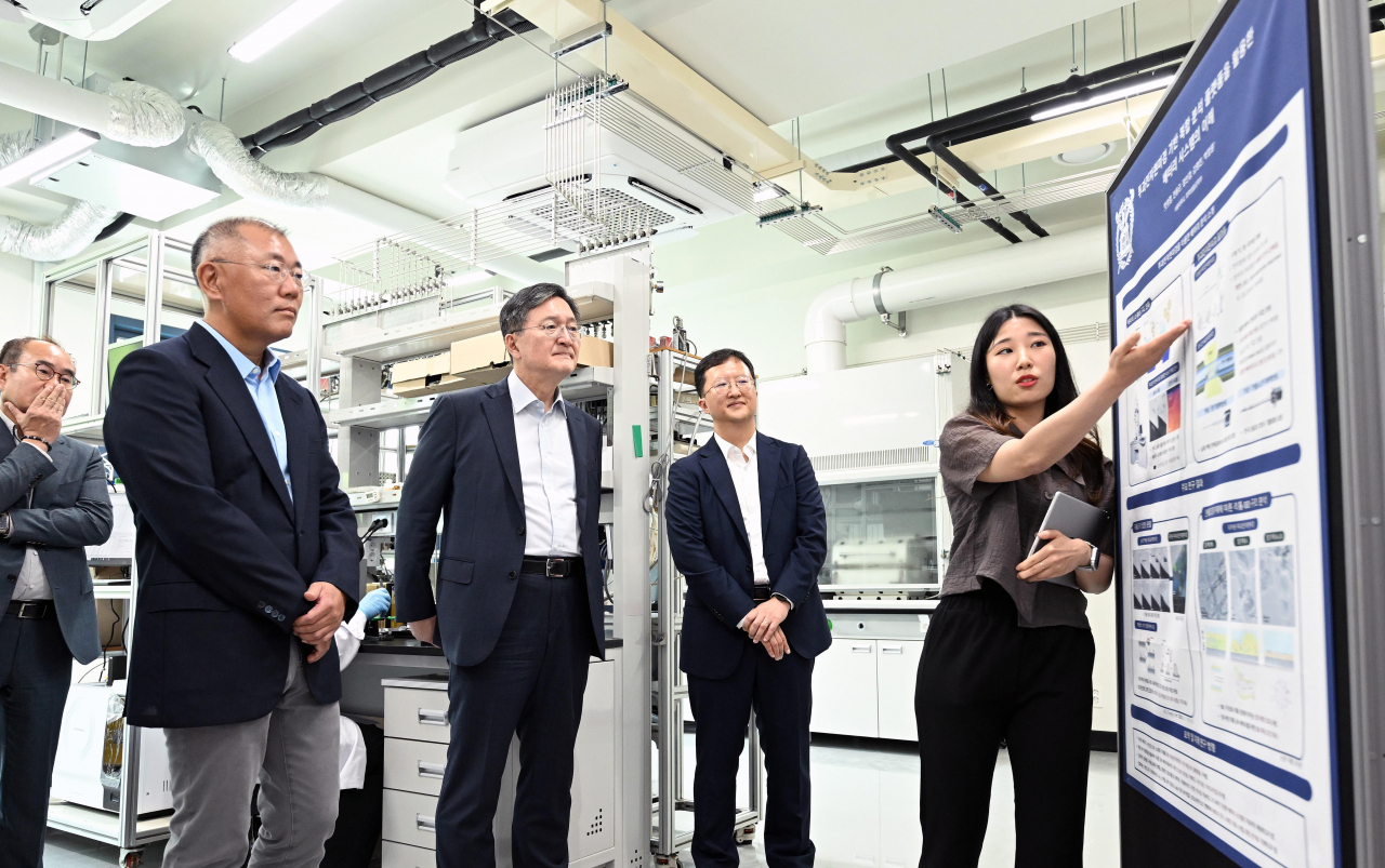 Hyundai Motor Group Executive Chair Chung Euisun (second from left) listens to a student's introduction of the joint battery research center between the automaker and Seoul National University on Tuesday. (Hyundai Motor Group)