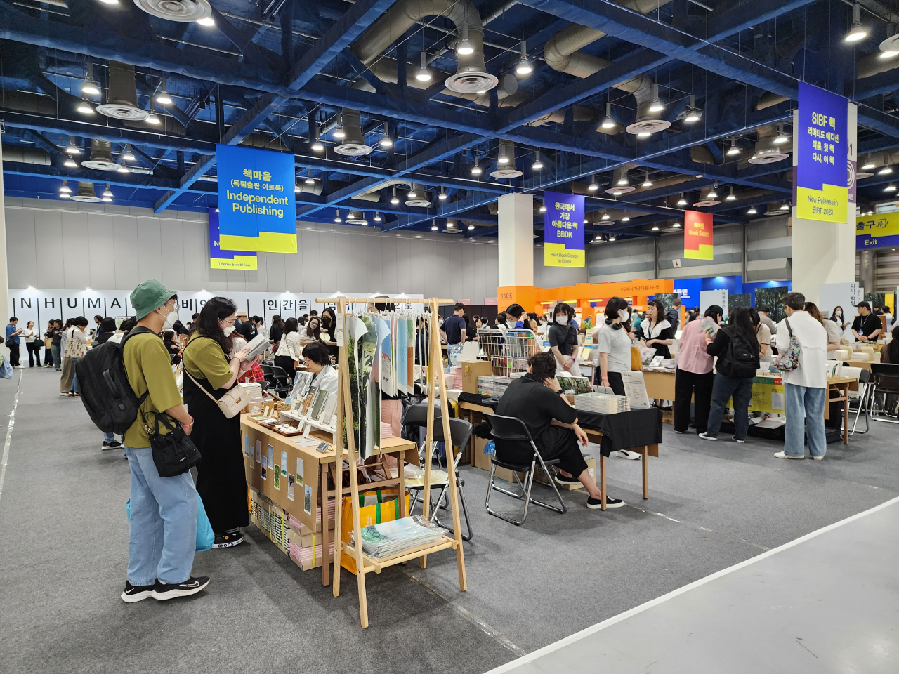Visitors browse books at the Seoul International Book Fair at Coex, southern Seoul, on June 14. (Hwang Dong-hee/The Korea Herald)