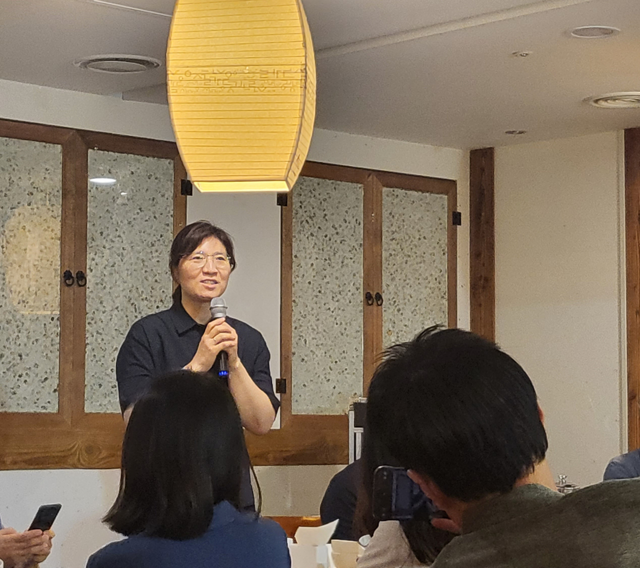 Jang Mi-ran, second vice minister of culture, sports and tourism, speaks to tourism reporters at a meeting in Seoul on Tuesday. (Kim Hae-yeon/ The Korea Herald)