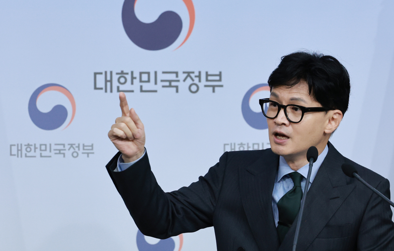 Justice Minister Han Dong-hoon announces the government's response to the Permanent Court of Arbitration's order to pay nearly $100 million in damages to hedge fund Elliott Investment Management in a news conference in Seoul, on July 18. (Yonhap)