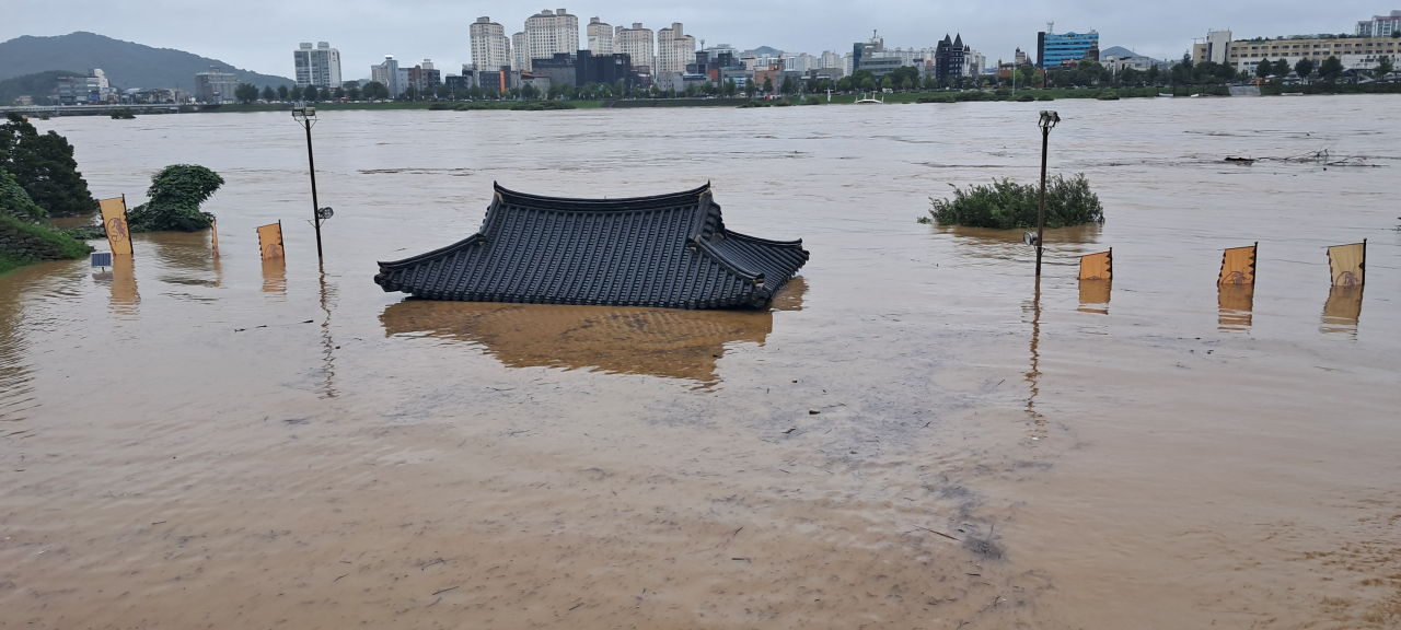 The Manharu Pavilion of the fortress Gongsanseong, a UNESCO World Heritage site in Gongju, South Chungcheong Province, is seen peeking above floodwaters after a heavy downpour on July 15. (CHA)