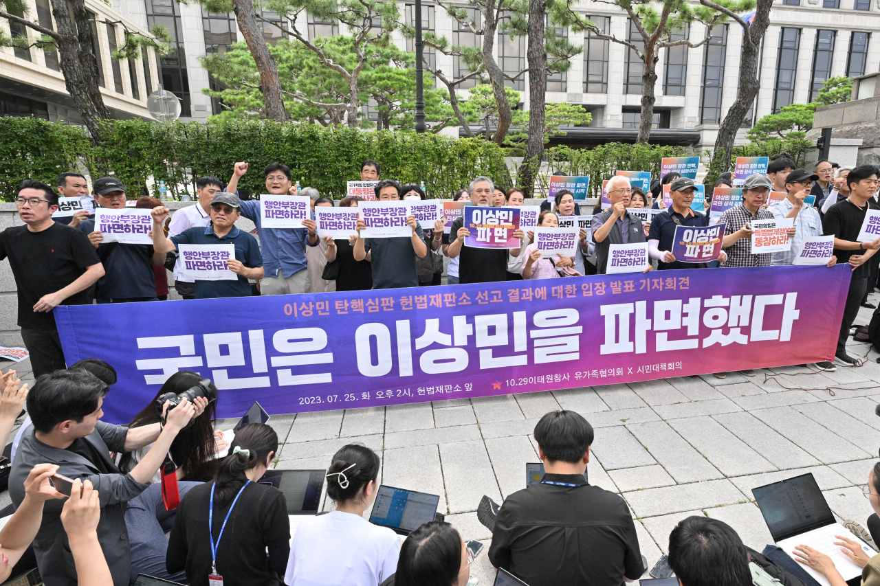The bereaved families of those who lost their lives in the Itaewon crowd crush on Oct. 29, 2022, hold a press conference Tuesday demanding that Interior Minister Lee Sang-min be removed from his duties. (Yonhap)
