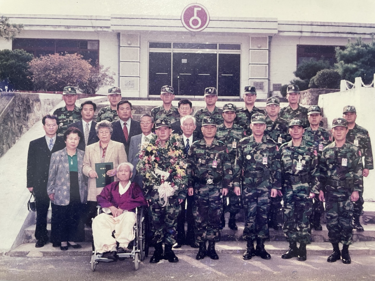 Yoo Young-bok held a belated retirement ceremony at the 5th Infantry Division headquarters located in Yeoncheon County, Gangwon Province, near the inter-Korean border in October 2000. (Courtesy of Yoo)