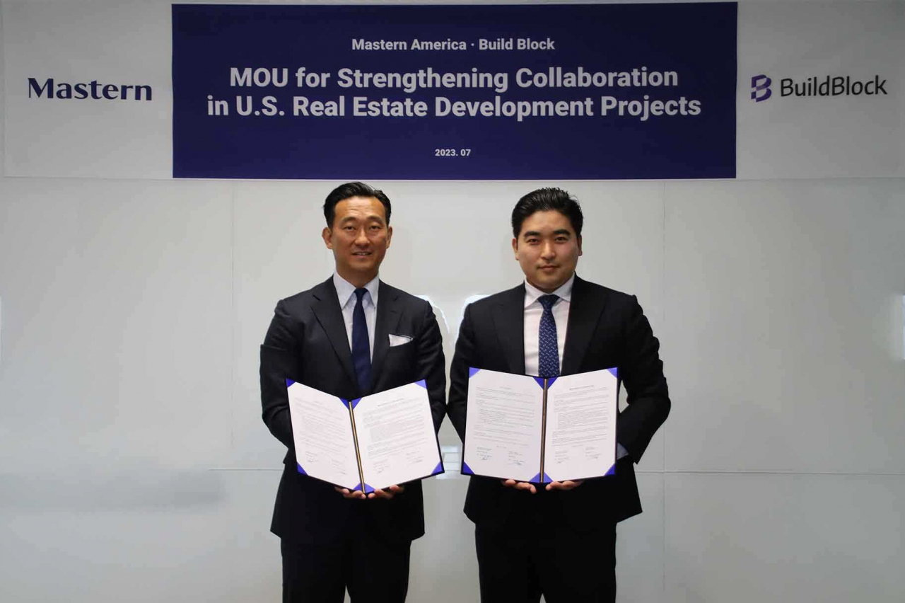 Mastern America CEO Joseph Oh (left) and BuildBlock CEO Jimmy Jung pose for photos after signing a memorandum of understanding on a partnership for US commercial development projects. (Mastern Investment Management)