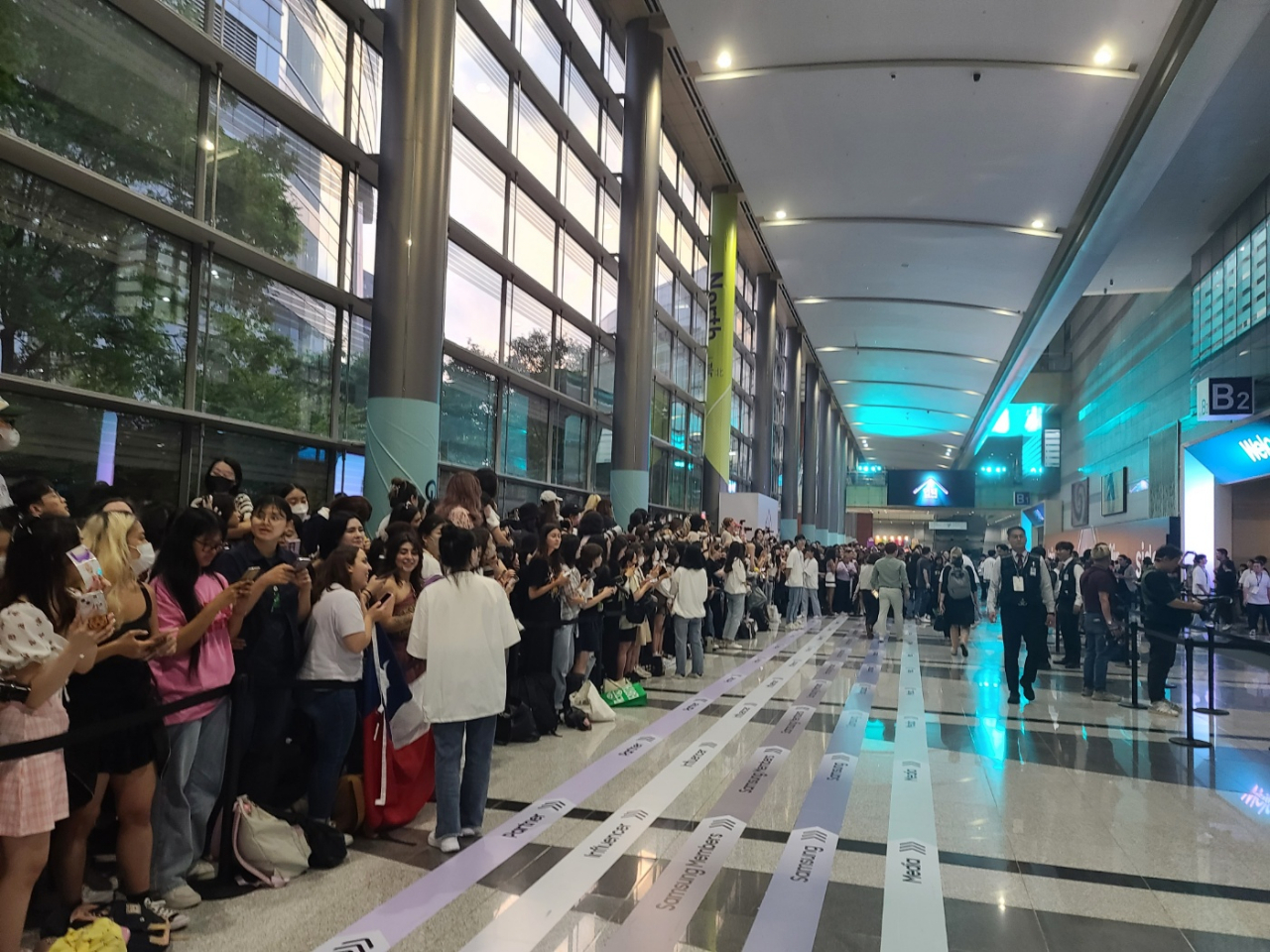 Some 500 K-pop fans gather at Coex to see their favorite artists ahead of Wednesday's Galaxy Unpacked 2023 event. (Jie Ye-eun/The Korea Herald)