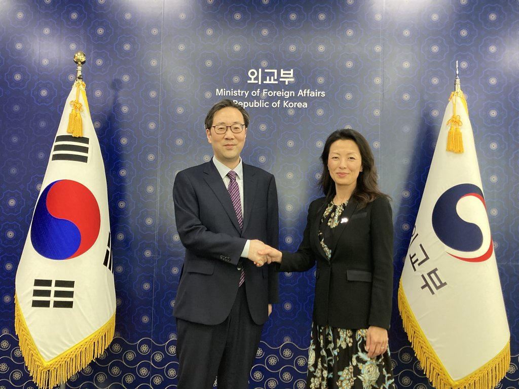Lee Joon-il (left), director-general for North Korean nuclear affairs at South Korea's foreign ministry, and US Deputy Special Representative for North Korea Jung Pak pose for a photo during their meeting at the foreign ministry in Seoul on Wednesday. (Yonhap)