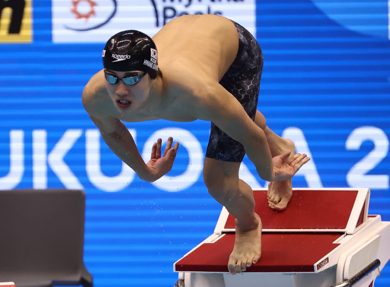 Hwang Sun-woo of South Korea takes a start in the semifinals of the men's 100-meter freestyle at the World Aquatics Championships at Marine Messe Fukuoka Hall A in Fukuoka, Japan, on Wednesday. (Yonhap)