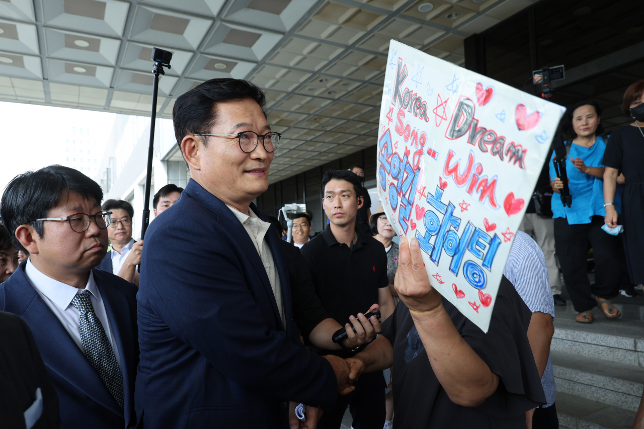 Former Democratic Party leader Song Young-gil leaves the Seoul Central District Prosecutors Office on Tuesday, after filing a complaint against President Yoon Suk Yeol. (Yonhap)