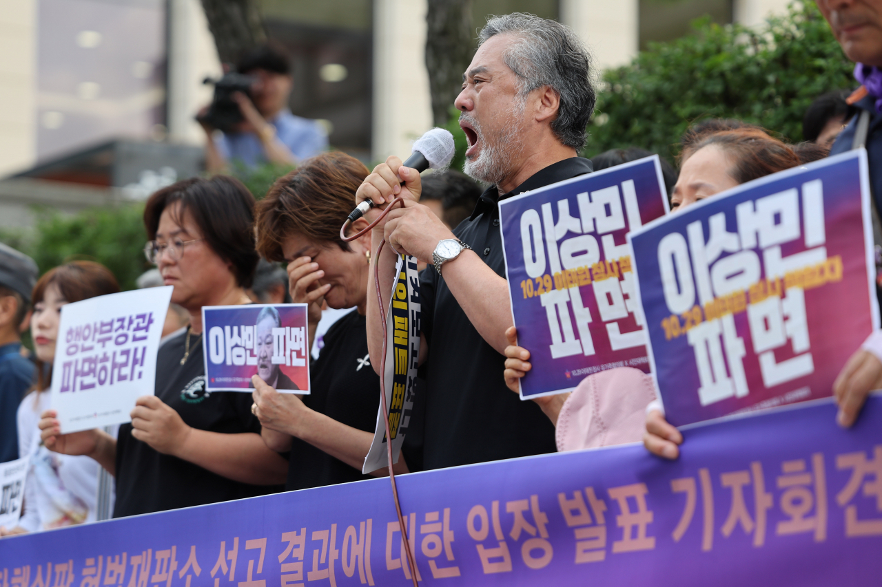 Bereaved families of victims who died in the 2022 crowd crush in Itaewon in Yongsan-gu, Seoul are in grief after the Constitutional Court rejected the impeachment motion of Safety Minister Lee Sang-min on Tuesday. (Yonhap)
