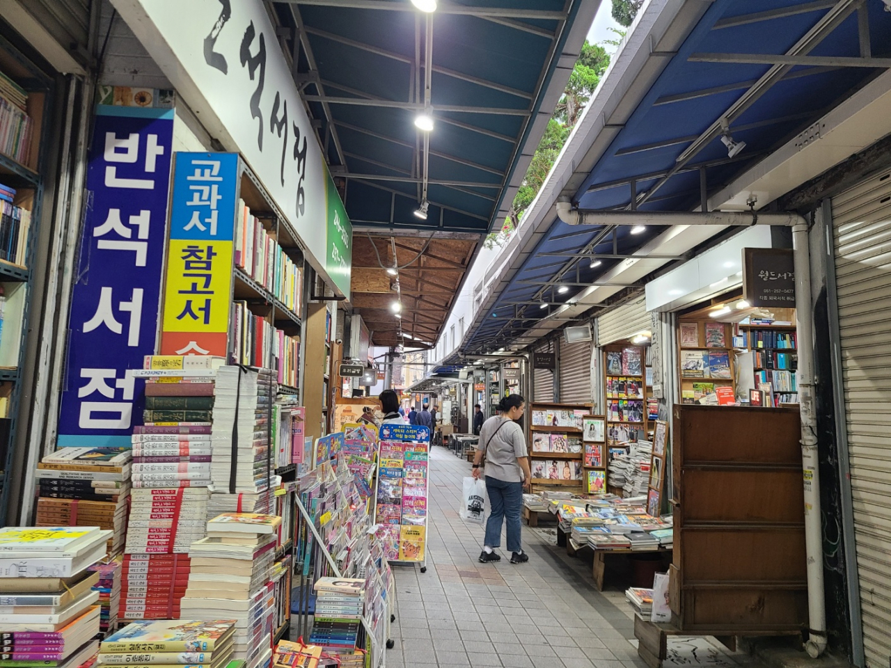 Used books are sold in Bosu-dong Book Street. (Jung Min-kyung/ The Korea Herald)