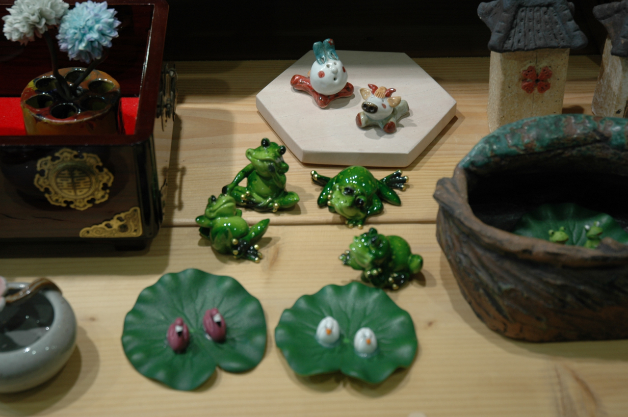 Ceramic products in the Gyeonggi Gwangju rest stop in Gwangju, Gyeonggi Province (Lee Si-jin/The Korea Herald)