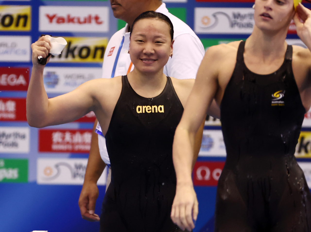 Lee Eun-ji of South Korea (left) reacts after competing in the heats for the women's 200-meter backstroke at the World Aquatics Championships at Marine Messe Fukuoka Hall A in Fukuoka, Japan, on Friday. (Yonhap)