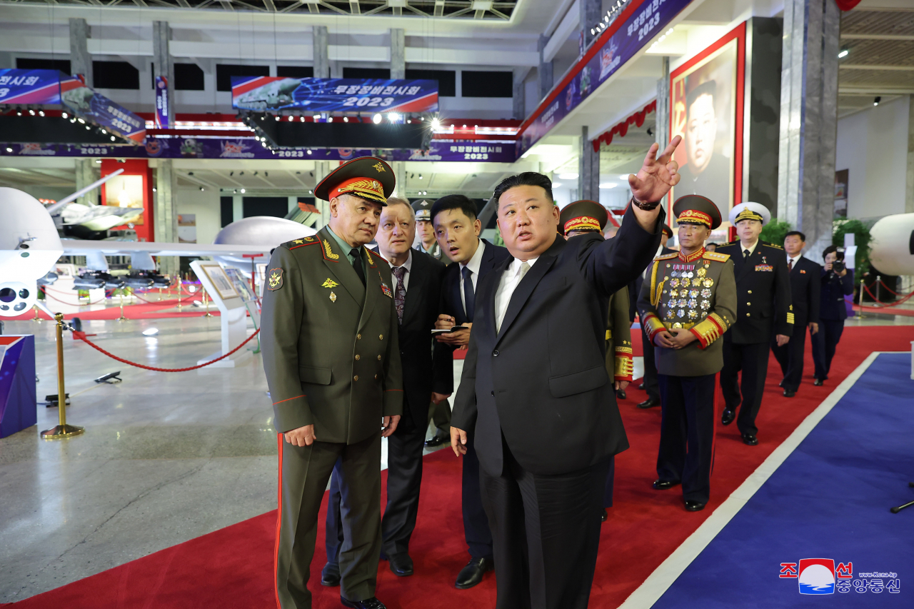 North Korean leader Kim Jong-un (right), alongside Russian Defense Minister Sergei Shoigu (left) visits a weaponry exhibition in Pyongyang on Wendesayto celebrate the 70th anniversary the next day of the armistice that halted the 1950-53 Korean War, in this photo released by North Korea's official Korean Central News Agency. (Yonhap)