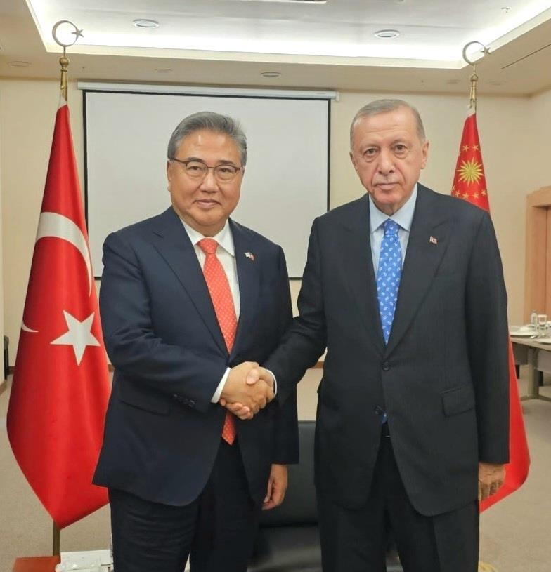 South Korean Foreign Minister Park Jin (left) and Turkish President Recep Tayyip Erdogan shake hands in Turkey on Friday. (Republic of Korea Foreign Ministry)