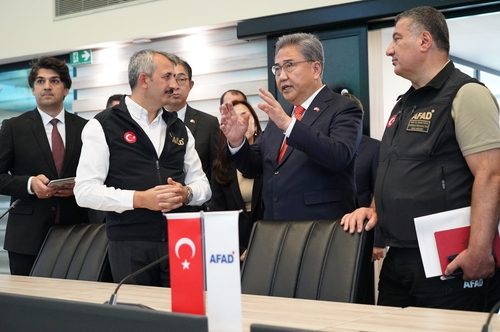 South Korean Foreign Minister Park Jin (second from right) visiting Turkey's Disaster And Emergency Management Presidency (Ministry of Foreign Affairs)
