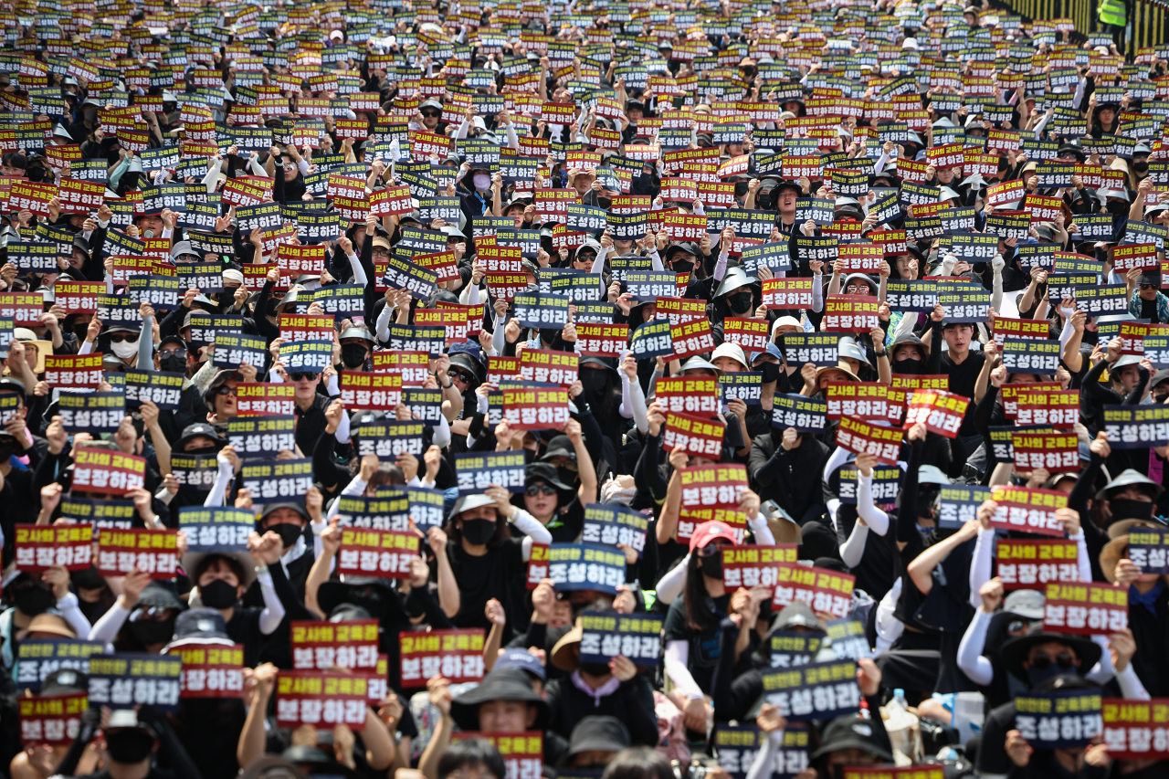 Protesters, mostly teachers, join the rally at the Gwanghwamun Square on Saturday calling for the revision of South Korea's child abuse law. (Yonhap)