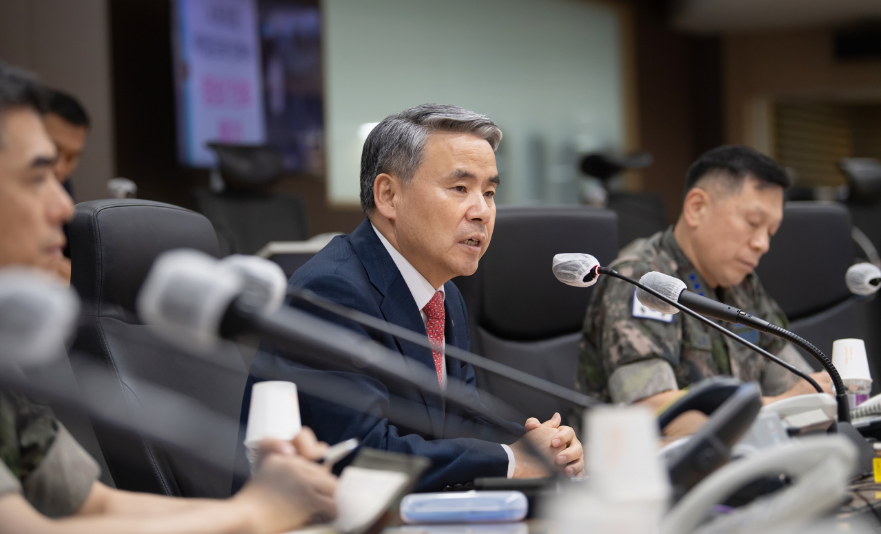 South Korean Defense Minister Lee Jong-sup instructs the military's response measures to the nationwide heavy rains in July. (Photo - Ministry of National Defense)