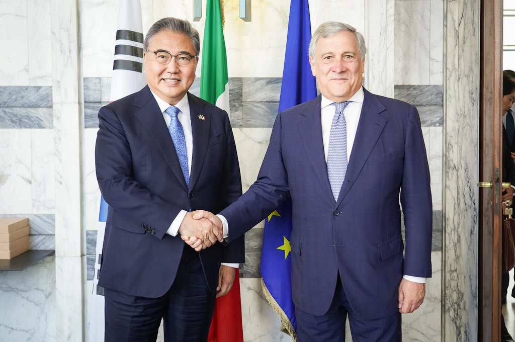 South Korean Foreign Minister Park Jin (left) with Italian Foreign Minister Antonio Tajani in Rome on Monday (Foreign Ministry)