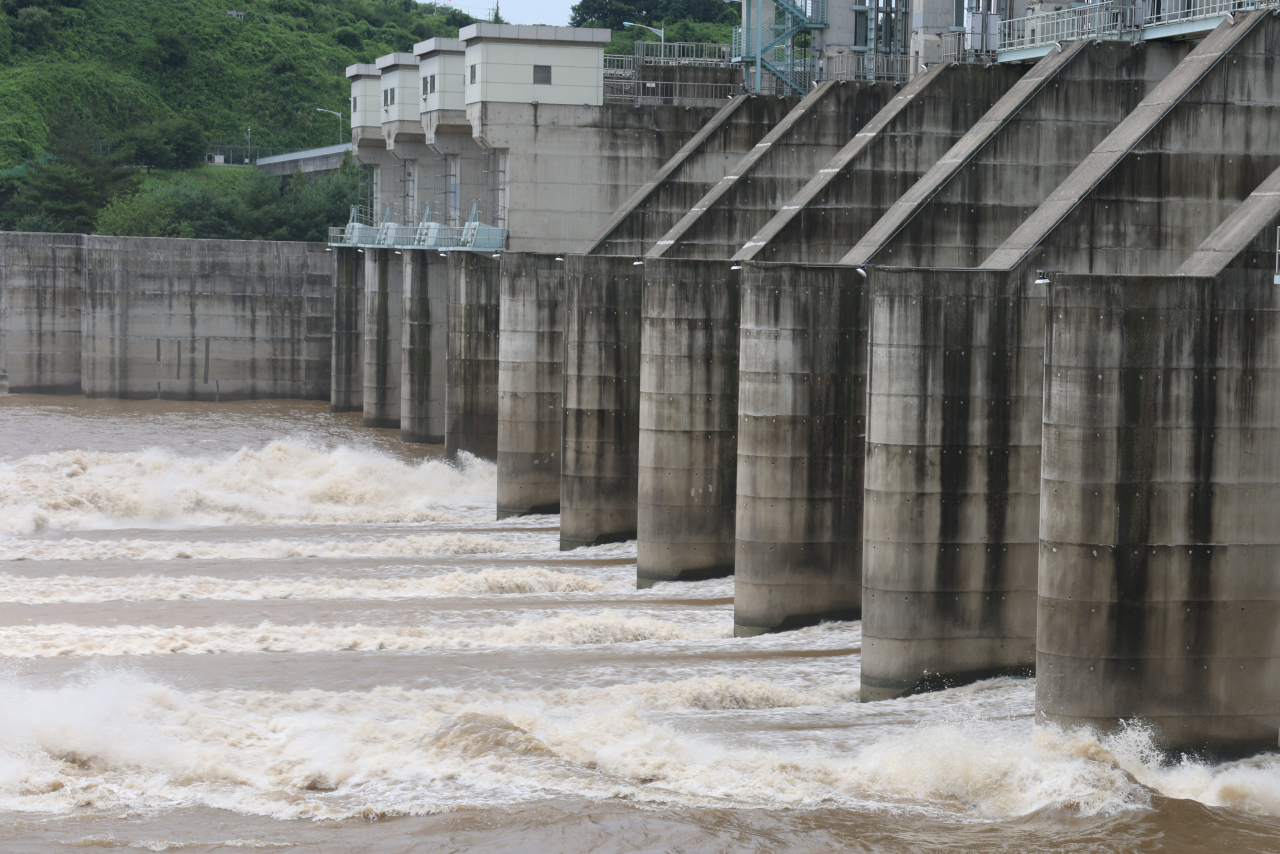 Water being released from a dam in Yeoncheon, Gyeonggi Province, July 5 (Yonhap)