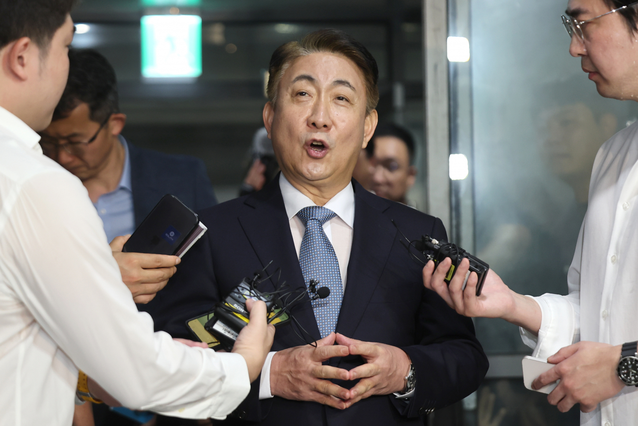Lee Dong-kwan, the nominee for chief of the Korea Communications Commission, answers questions from reporters in front of his temporary office in Gwacheon, Gyeonggi Province, Tuesday. (Yonhap)