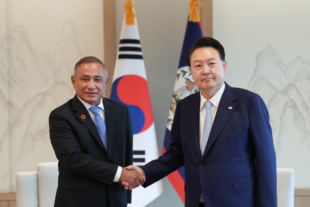 President Yoon Suk Yeol (right) holds a meeting with Belizean Prime Minister John Briceno at the presidential office in Seoul, Tuesday, in this photo provided by the office. (Yonhap)