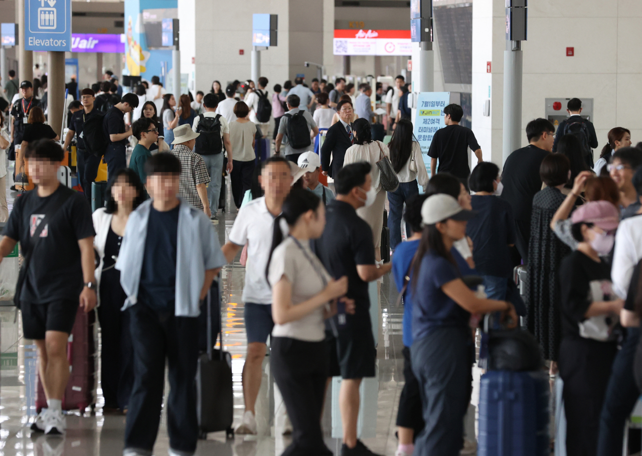 The departure lobby of Terminal 1 at Incheon International Airport, west of Seoul, is packed with outbound tourists last Friday, as the summer vacation season kicked off. (Yonhap)