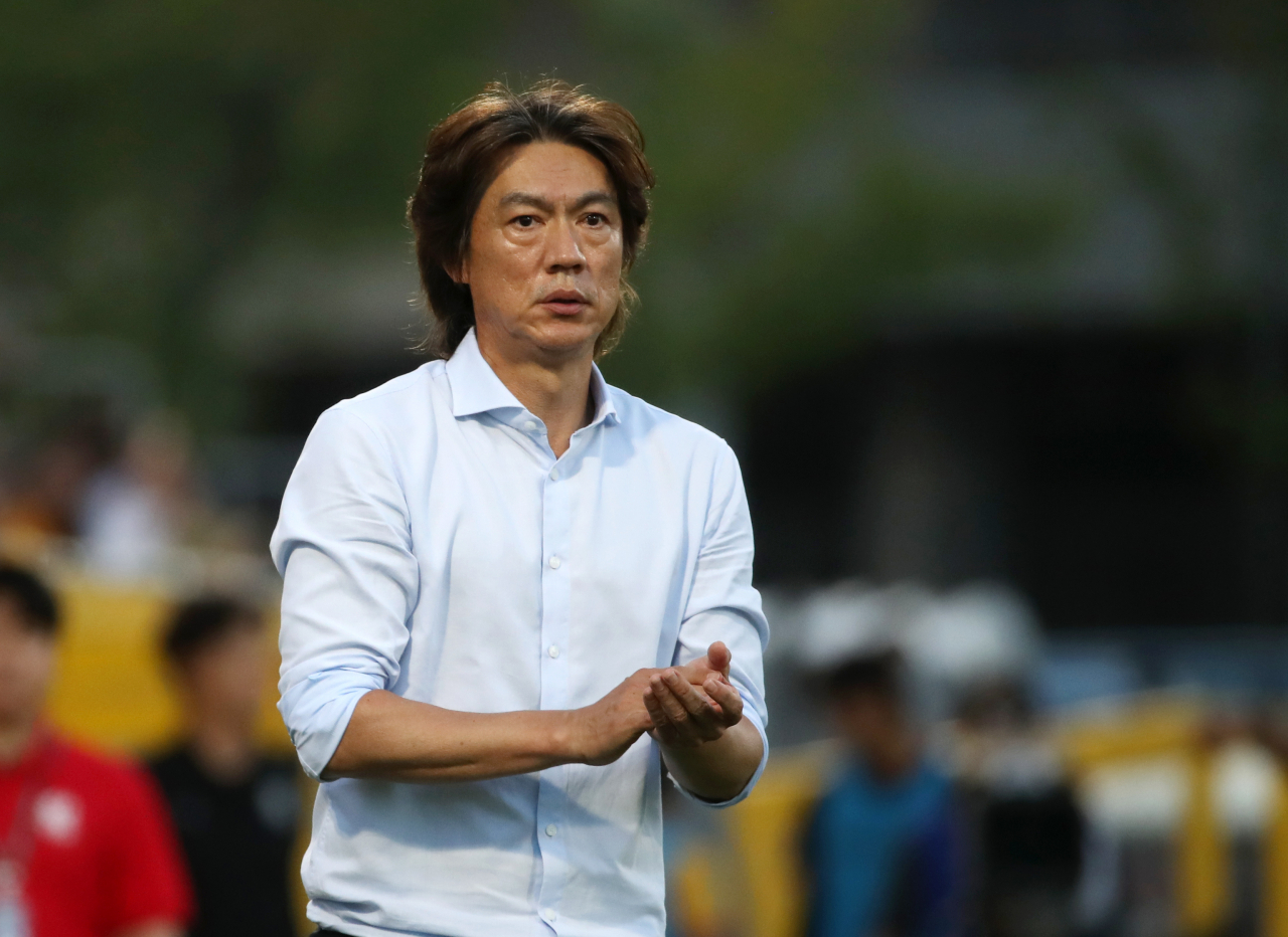 Ulsan Hyundai FC head coach Hong Myung-bo reacts to a play during a K League 1 match against Gwangju FC at Gwangju Football Stadium in the southern city of Gwangju, on July 2. (Yonhap)