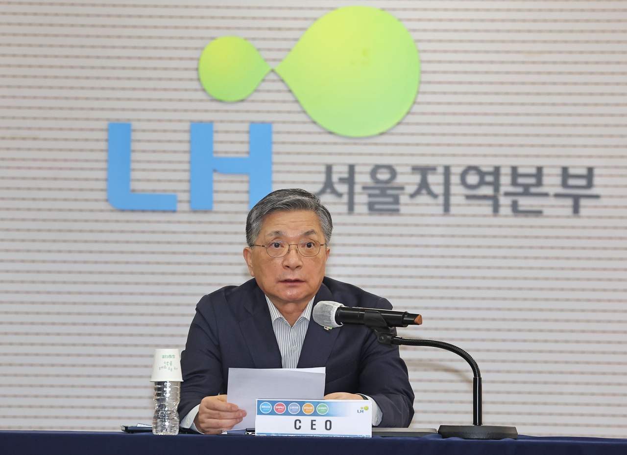 Korea Land and Housing Corp. CEO Lee Han-jun speaks at a meeting of key officials on Wednesday to announce the launch of an 'anti-cartel' office. (Yonhap)