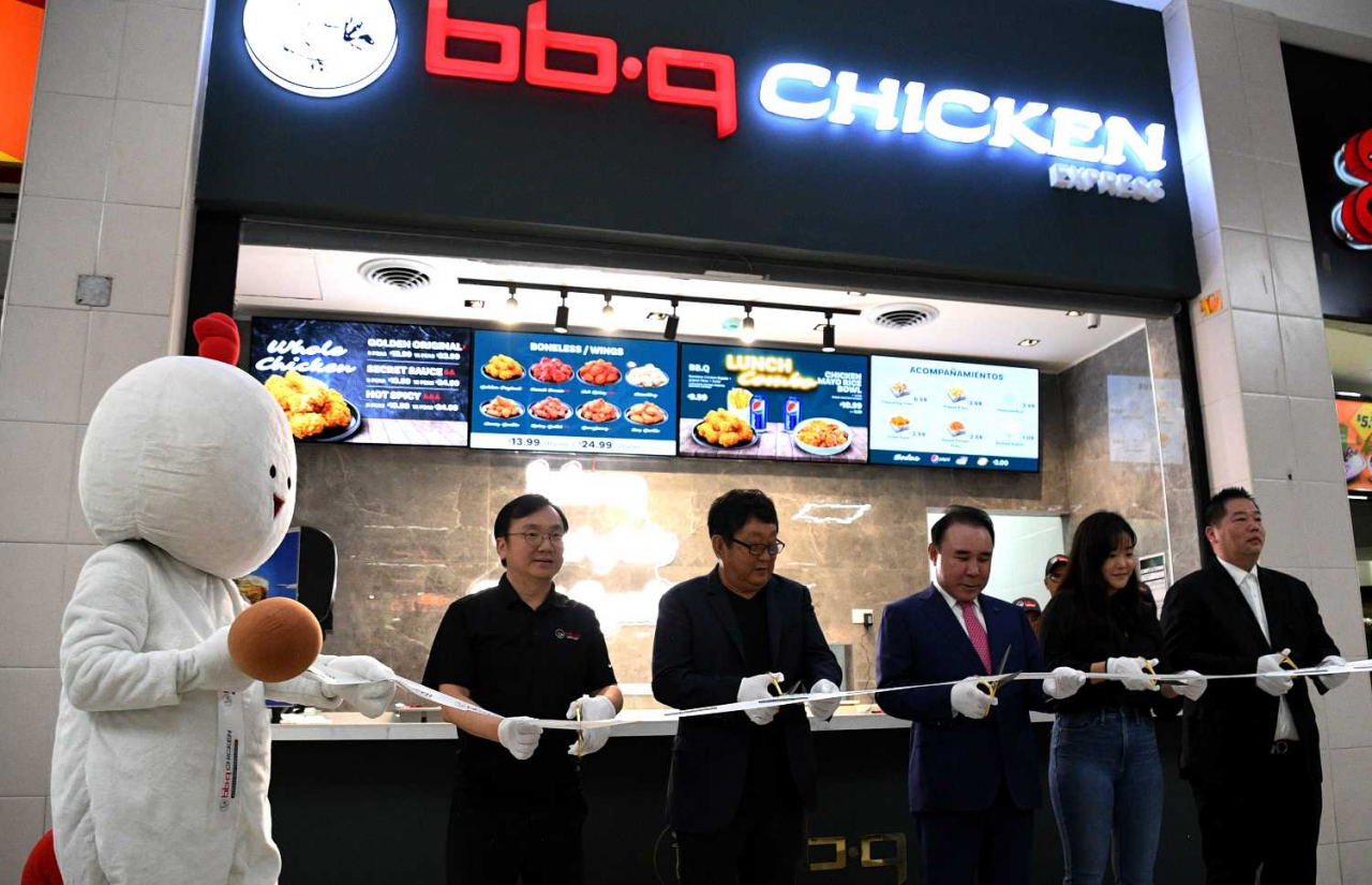 Genesis BBQ Group Chairman Yoon Hong-geun (center) takes part in a ribbon-cutting ceremony alongside officials for the opening of its second branch in Panama located in Albrook Mall, Panama City, Wednesday. (Genesis BBQ Group)